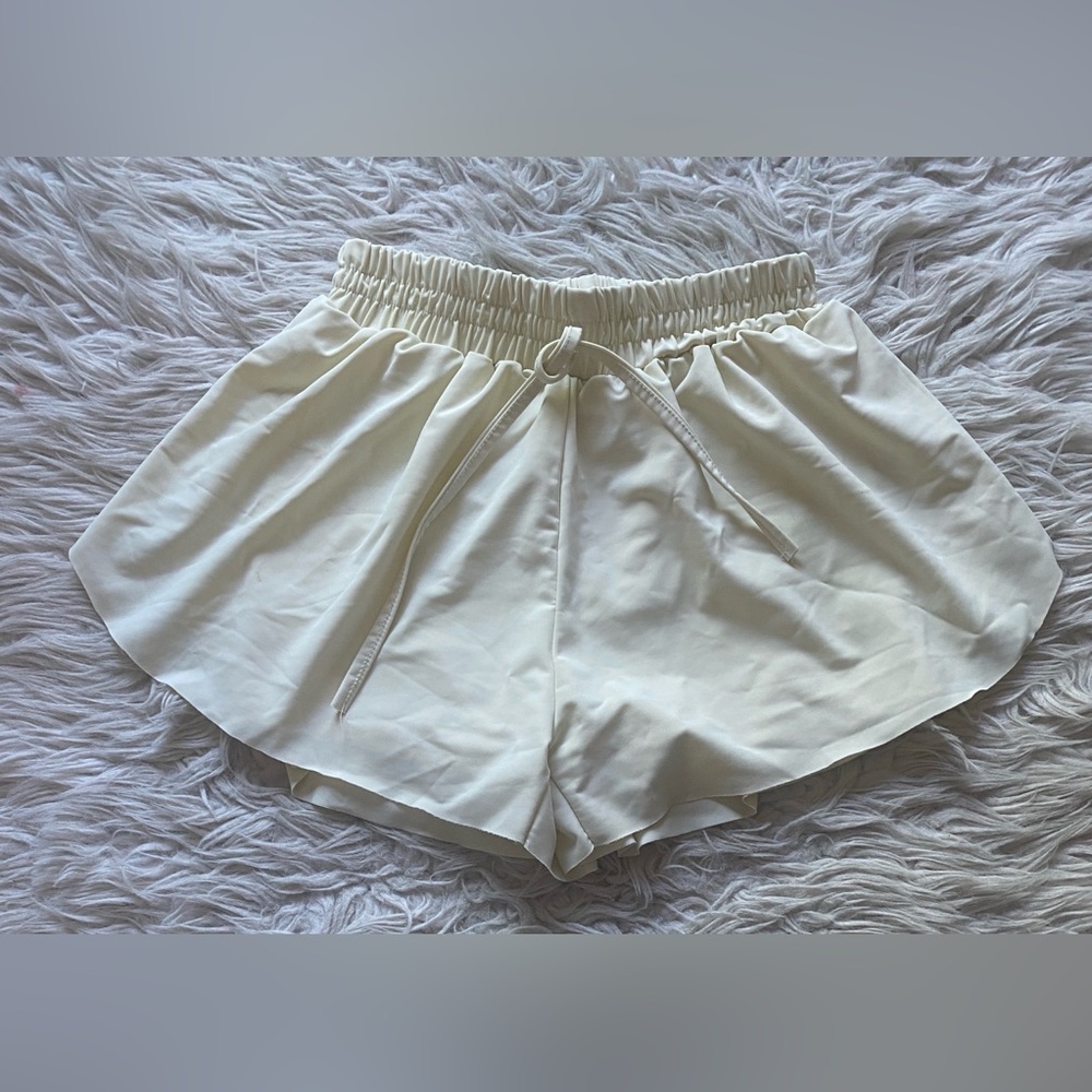 Super cute flowy girls size 12 shorts with lining and inside pockets.